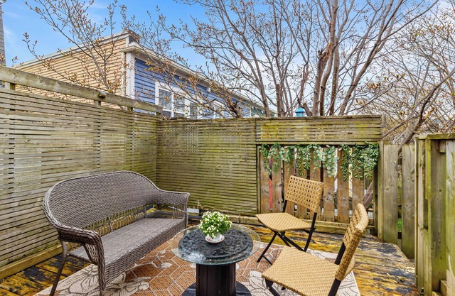 Stay on Bond | 2bd | 1bth | Queen Beds | Deck Vws