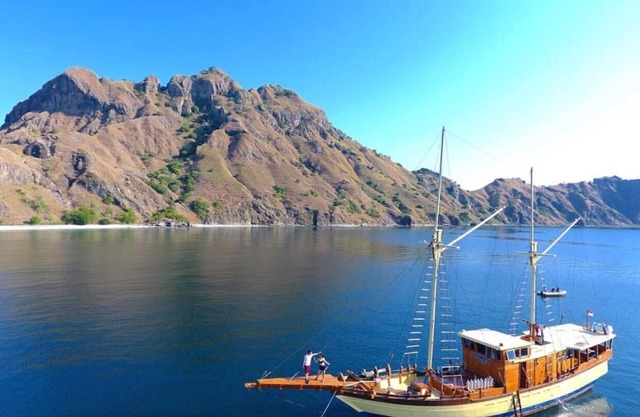stay on pirate ship at komodo , Indonesia
