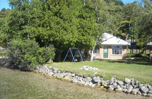 Stay on the water-Incredible Crystal Lake Lake Front Cottage!