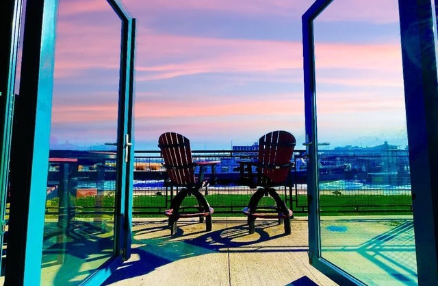 Stay On The Water! Spectacular View Cedar Point! Downtown Walk to Ferry Restaurants Bars