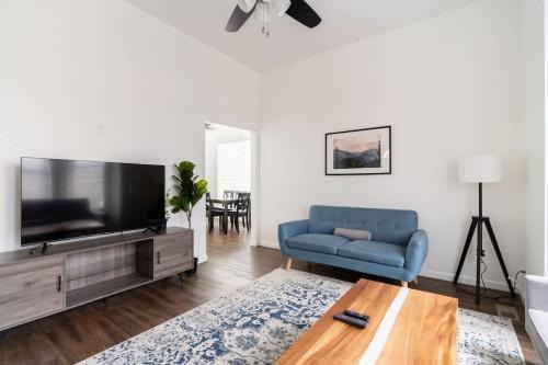 Stay Portland - Spacious 4 bedroom home w two kitchens