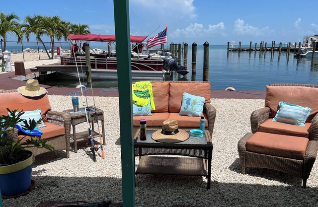 Stay where you play, On the water w/Boat dock & Trailer parking. Pet friendly!