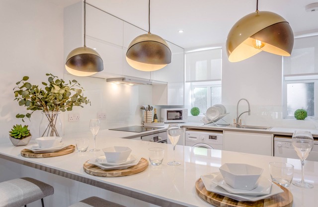 Staycation 2 bed/2 bath Gated Development LUX St Albans - Off Street Parking