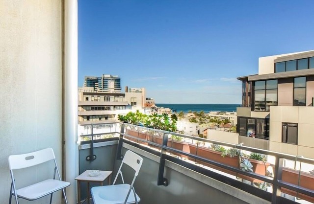 StayCentral - Spacious Seaviews (Port Melbourne) - Bay Street Port Melbourne - 1 Bedroom, 1 Bed, 1 Bathroom, 1 secure parking spot.