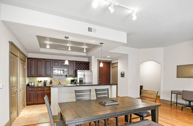 StaysByWalker SouthPark Lux 2BR -KingBeds/Pool/Gym