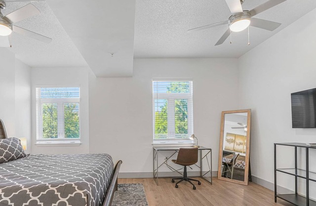 StaysByWalker Uptown 6BR w/King Beds! Gym/Parking