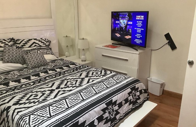 StaySimpler Loft District Cozy Private Master BDrm with Private Bath