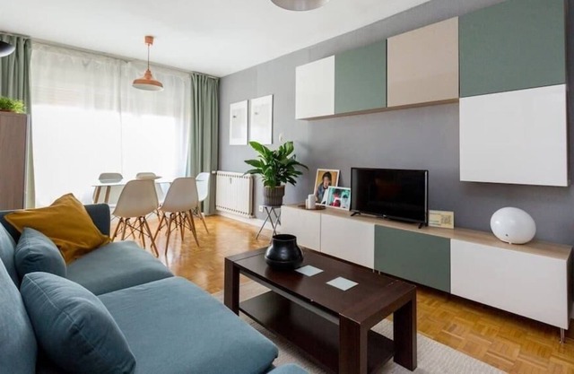 STD - 2 bedroom apartment in the center with parking included