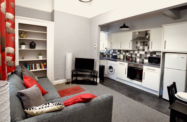 STEPHEN'S CHELTENHAM APARTMENT, pet friendly in Cheltenham