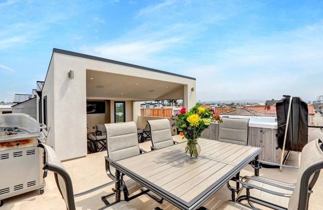 Steps 2 Beach and Bay, Roof Top Jacuzzi, Elevator, EV charger, Garage, Brand New