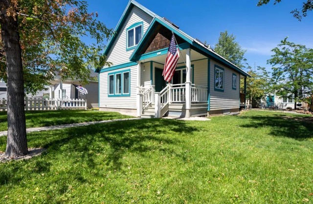 Steps from Downtown Cody - Spacious home that sleeps 10!