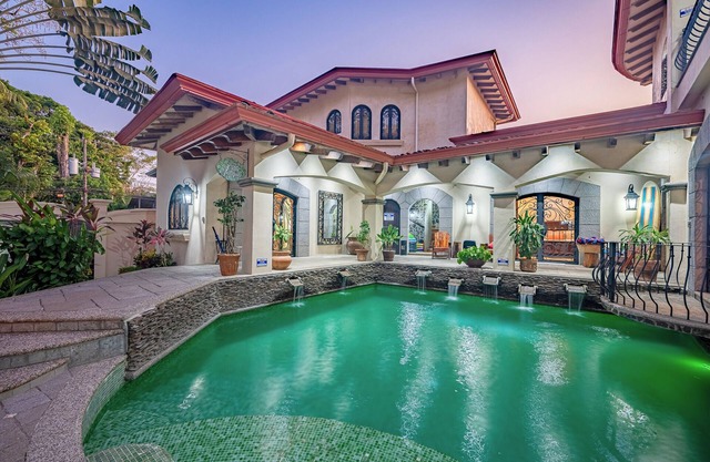 Steps from the beach ! Stunning Villa w/concierge, butler, doorman.