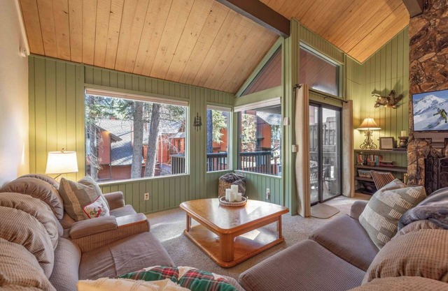 Steps from the Slopes! 2BR + Sleeping Nook Townhouse at Snow Summit