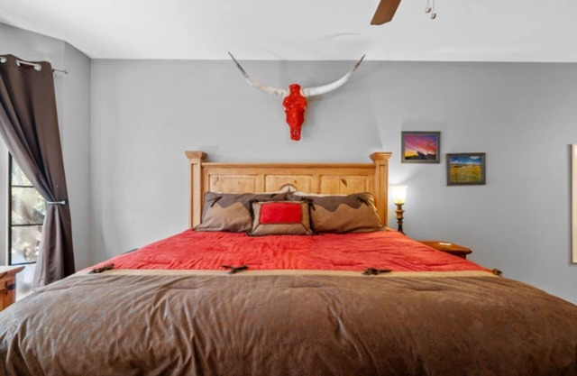 Steps from UT ✔️ 2 Heavenly King Beds ❤️ Retro 80s Getaway w/Gig-Speed WiFi
