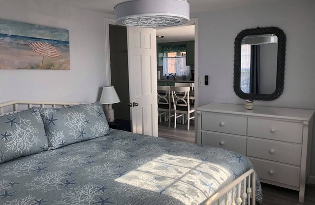 Steps to Beach Entrance #7, 1st floor, 2 Bedrooms, King Bed, Private deck/grill