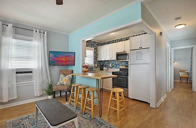 Steps to Beach, Park & Downtown! Cozy Bungalow