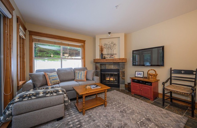Steps to Blackcomb | Free Parking | Hot tub
