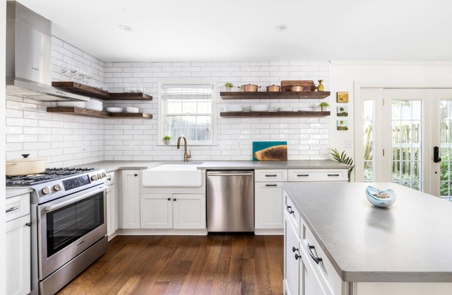 Steps to King, Colonial Lake & Dining