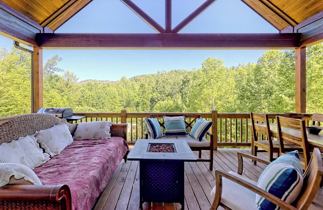 Steps to Lake Burton! Enjoy beautiful mountain views, sunsets & relaxation.