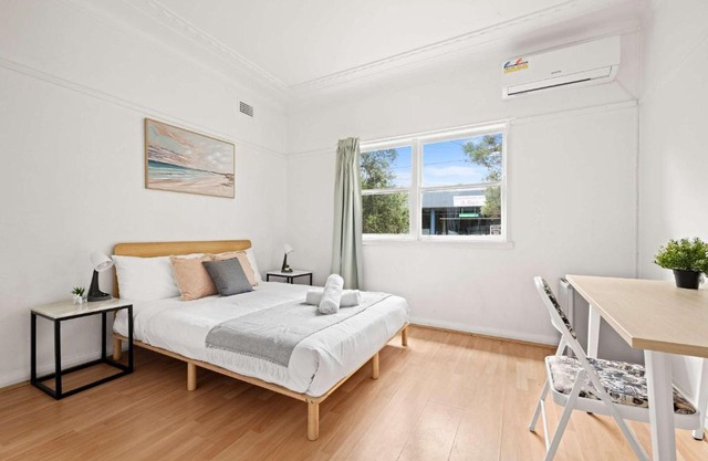Steps to Mall & Train - Eplore with Ease - Prime Location in Seven Hills - Shared Bathroom