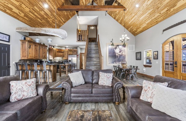 Steps to Table Rock w Stunning Views & Access Boat Slip Firepit Pool Table Free Attraction Tickets