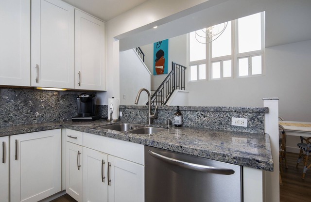 Steps to the Beach, Park, Shops & Restaurants At 18th St DEL MAR BEACH COLONY