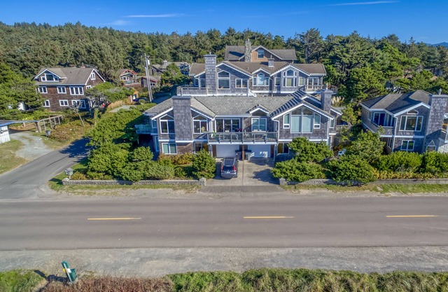 Steps To the Ocean, With Panoramic Views, Ocean-View Deck in Manzanita!