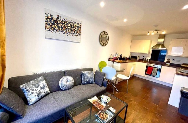 ✩ Stevenage Town ✩ Balcony ✩ 2 Bed Apt, 5 guests