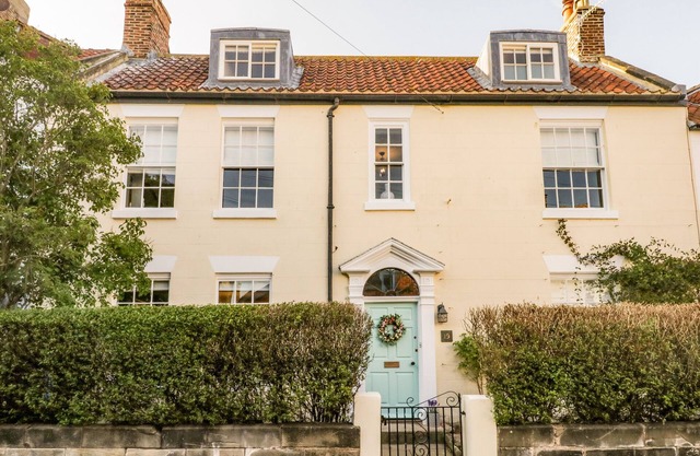 STEWART HOUSE, pet friendly, character holiday cottage in Whitby