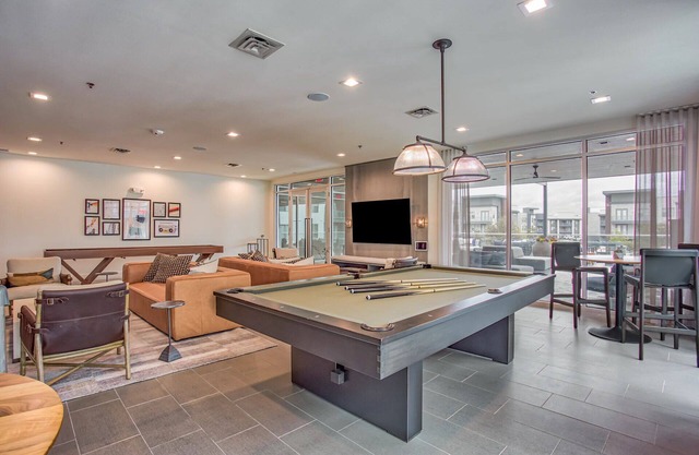 Stockyard Suite Texas Luxury w/24hr Gym + Pool