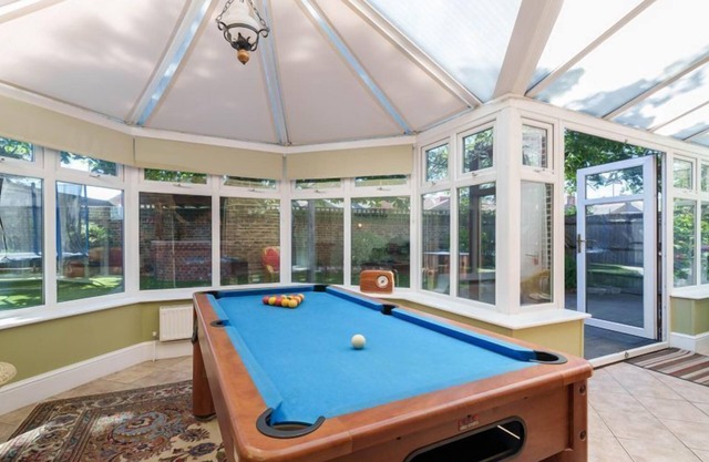 Stoke Villas - a house that sleeps 17 guests in 5 bedrooms