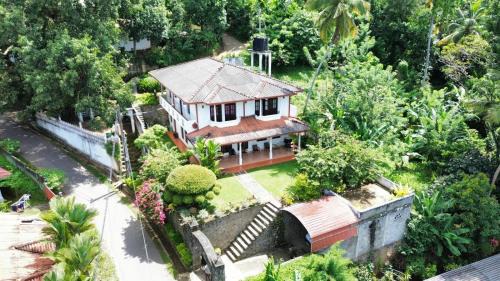 Stone Arch Villa A Timeless Retreat with a Free Kandy Lake Boat Tour