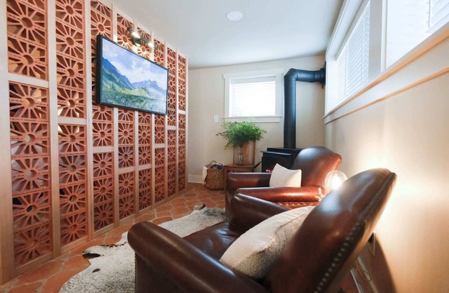 Stone Cottage w/Artisan Design in Cascade