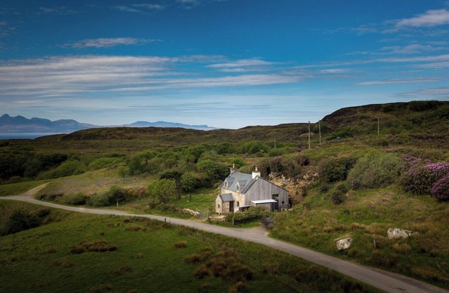 Stone Cottage Skye - Cosy Coastal Cottage. Unique blend of Traditional & Modern.