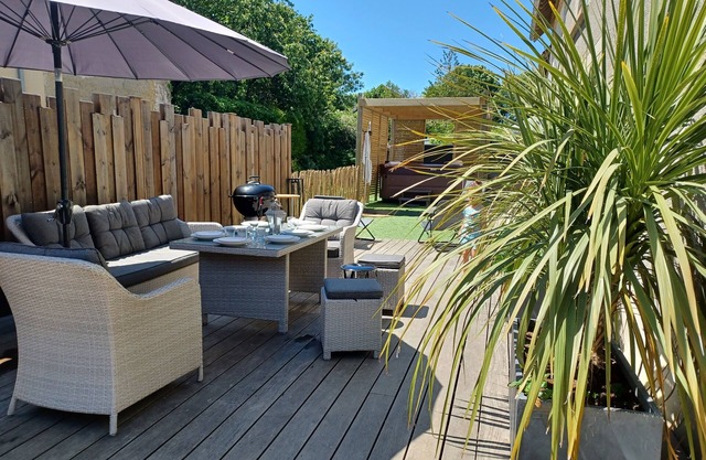 Stone house with jacuzzi 6 km from the beach.