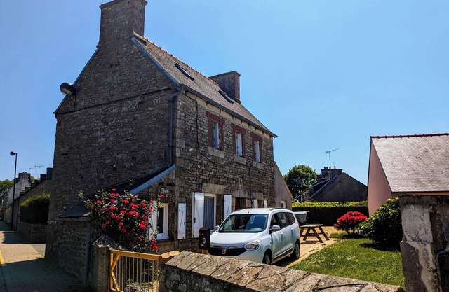 Stone house 60 m2 with garden in the town center near the beaches