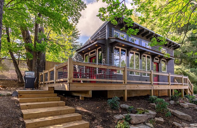 Stone House Aerie - West Jefferson in town, new, modern, hot tub