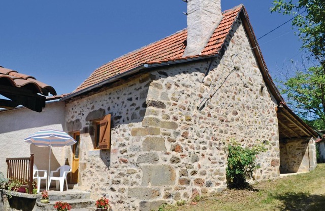 Stone house on a spacious property in the charming hamlet of Girou between Figeac and Rocamadour.