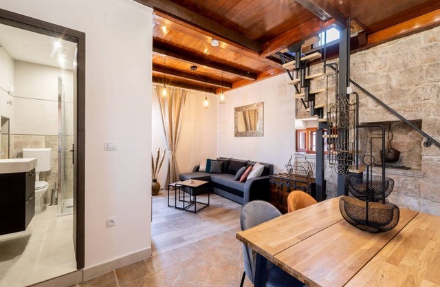 Stone House Prapatna-Two Bedroom Holiday Home with Swimming Pool