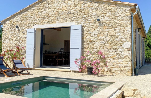 Stone house with pool and stunning views of the ochre cliffs in the Luberon