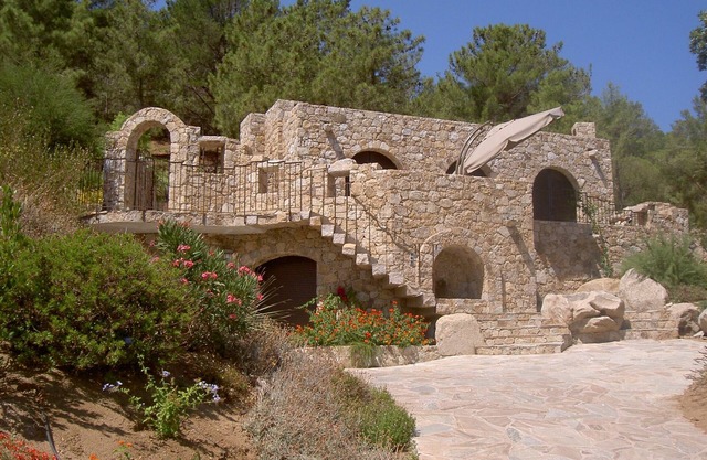 Stone villa 7min walk from the beach, in estate with heated pool