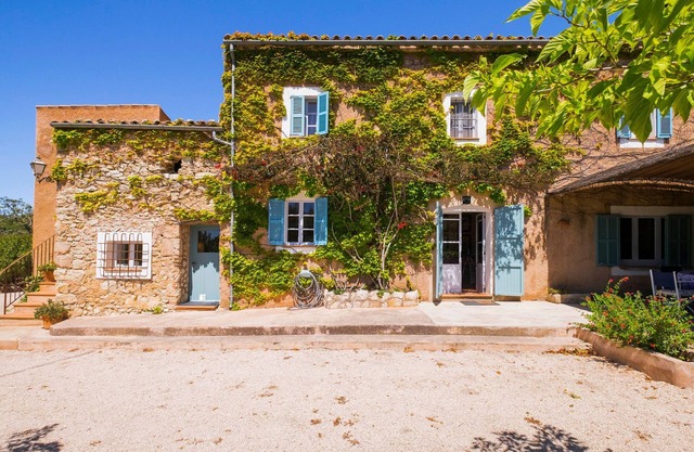 Stone villa with pool – Villa Baix d' Or