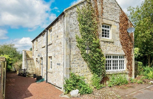 STONECROP COTTAGE, pet friendly, country holiday cottage in Alwinton