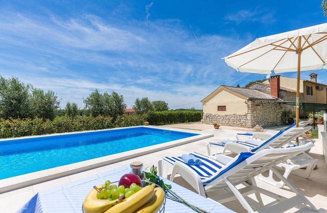 Stonehouse Rita with pool near the city of Porec
