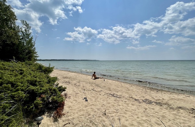 Stonington Clearview Cottage: Fall Colors & Crisp Air – Your Perfect Lakefront Escape
