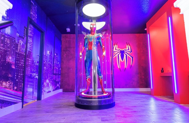 STOP! Epic 15BR Movie-Themed Villa – 5824