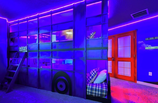 Storey Lake Resort Luxury 9BR: Pool, Spa & Games Room