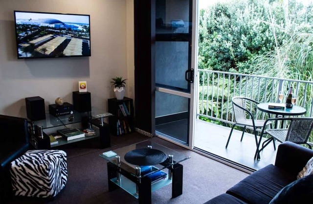 Strandon Loft - Quality Beachside Retreat