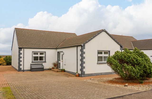 STRANDVIEW, pet friendly, country holiday cottage in Castlerock