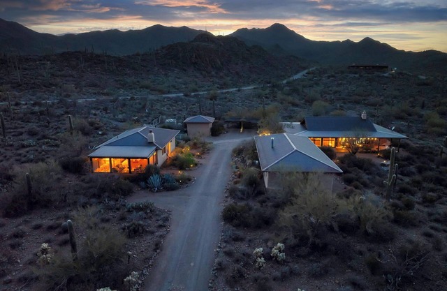 Straw bale eco-luxe house + guesthouse on 3+ acres 20 minutes to downtown Tucson